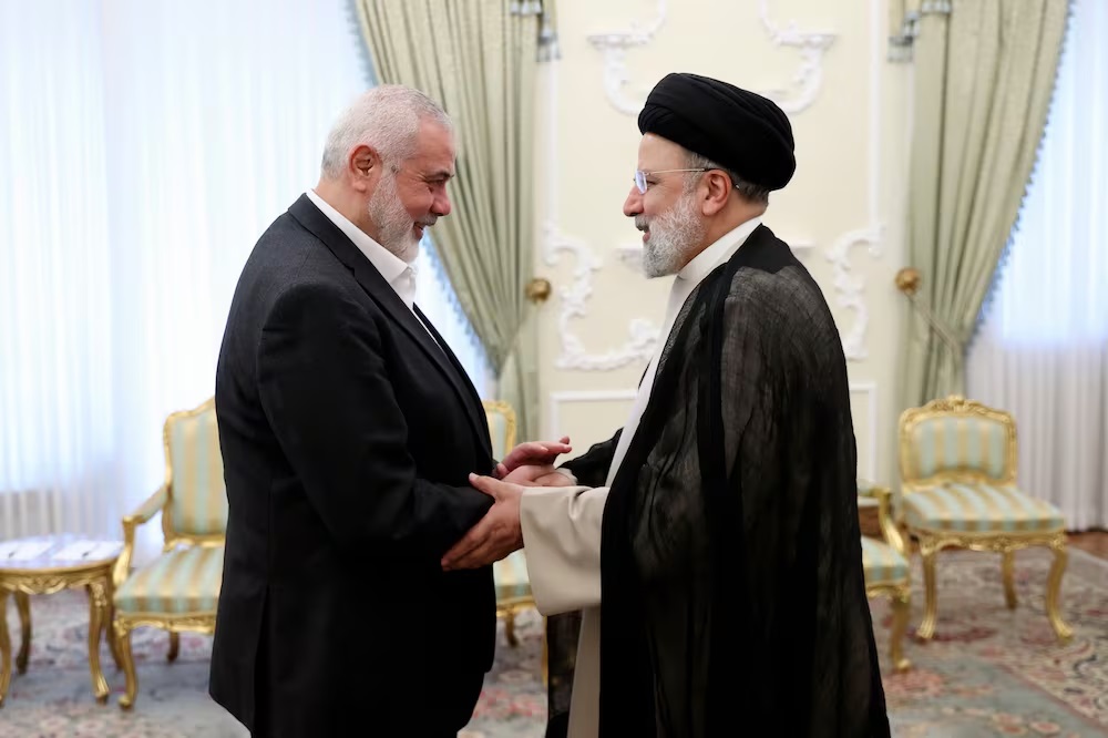 Thủ lĩnh Hamas liều lĩnh 'xuất đầu lộ diện' dự tang lễ Tổng thống Iran bất chấp nguy cơ bị ICC bắt giữ- Ảnh 1.
