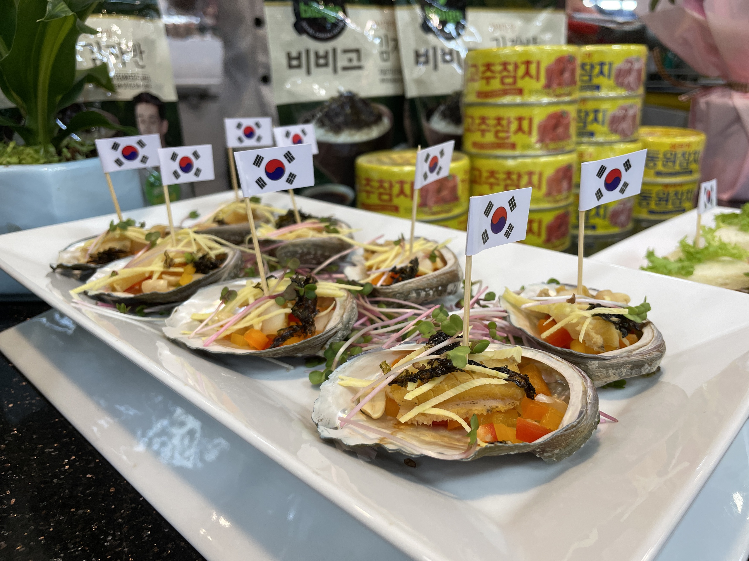 Cá bơn, hàu, bào ngư Hàn Quốc giảm giá tại siêu thị- Ảnh 1.