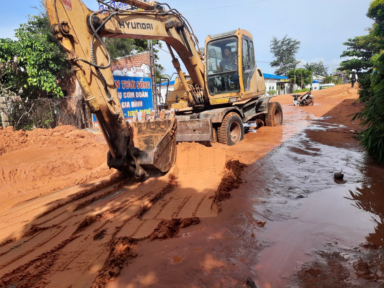 Yêu cầu chủ đầu tư dự án du lịch ở Bình Thuận khẩn trương khắc phục hậu quả bùn cát tràn xuống đường- Ảnh 1.