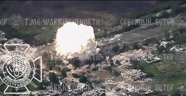 Cận cảnh bom nhiệt áp 1,5 tấn Nga tập kích điểm tập kết lính Ukraine- Ảnh 6.