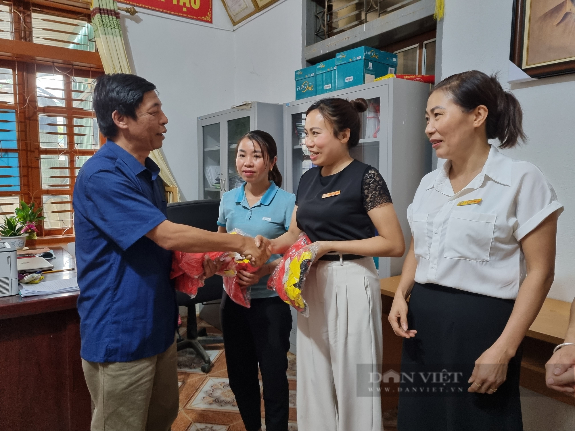 Báo NTNN/Điện tử Dân Việt chia sẻ gian khó với học sinh vùng biên giới Sơn La- Ảnh 2.