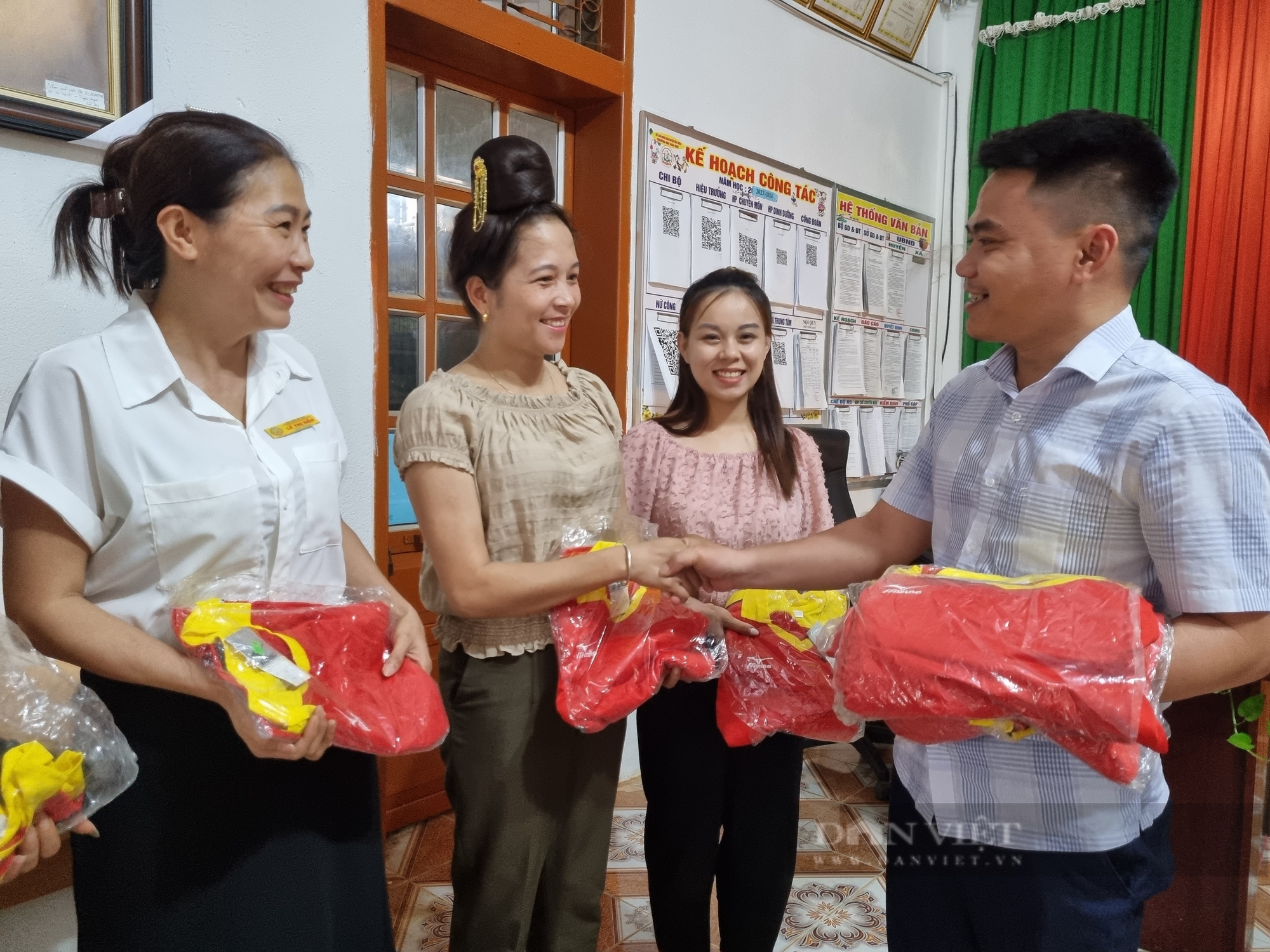 Báo NTNN/Điện tử Dân Việt chia sẻ gian khó với học sinh vùng biên giới Sơn La- Ảnh 3.