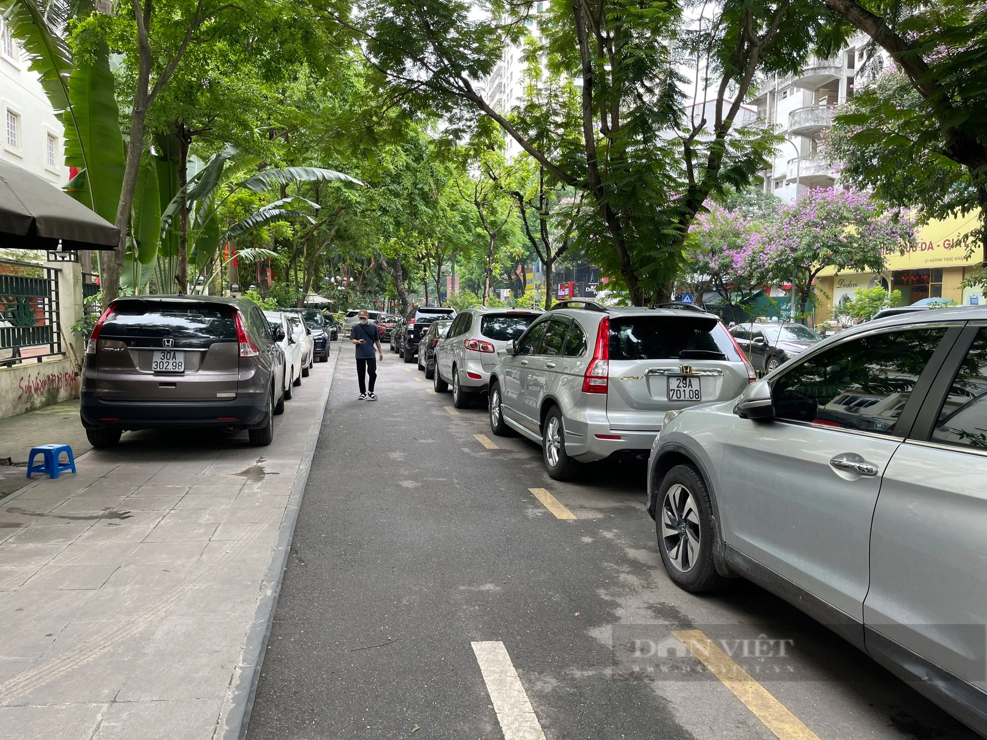 Tái diễn cảnh lấn chiếm vỉa hè tại một số nơi ở Hà Nội, người dân phải đi bộ dưới lòng đường - Ảnh 3.