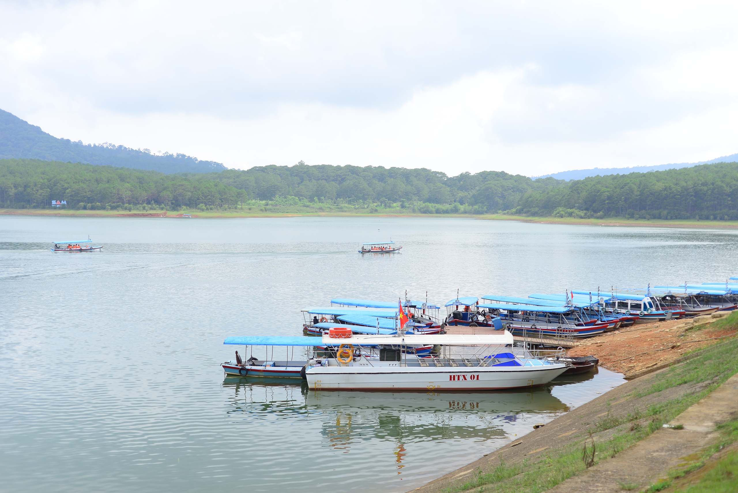 Bất chấp chỉ đạo của UBND tỉnh Lâm Đồng, bến thuyền tại hồ Tuyền Lâm vẫn tấp nập hoạt động- Ảnh 1.