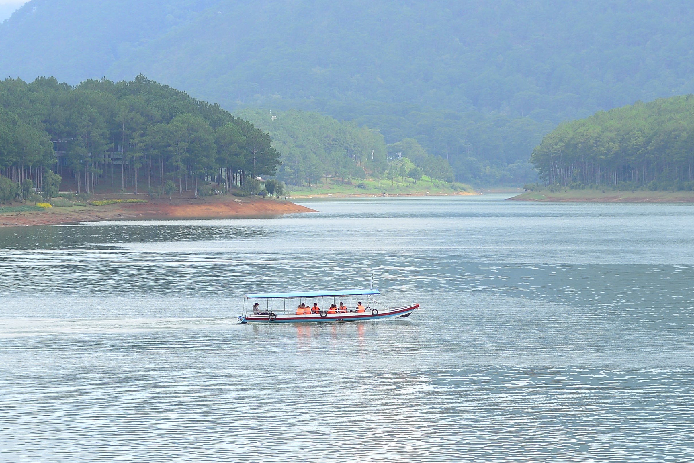 Bất chấp chỉ đạo của UBND tỉnh Lâm Đồng, bến thuyền tại hồ Tuyền Lâm vẫn tấp nập hoạt động- Ảnh 2.