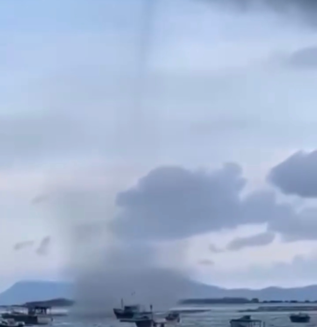 Kinh hoàng vòi rồng cao hàng trăm mét bất ngờ xuất hiện trên biển ở Khánh Hòa- Ảnh 2.