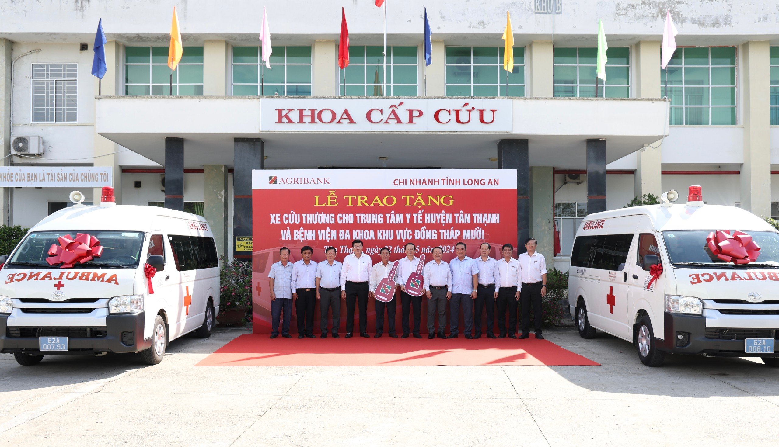 Agribank CN Long An trao tặng 2 xe cứu thương cho Trung tâm Y tế huyện Tân Thạnh và BVĐK KV Đồng Tháp Mười- Ảnh 2.