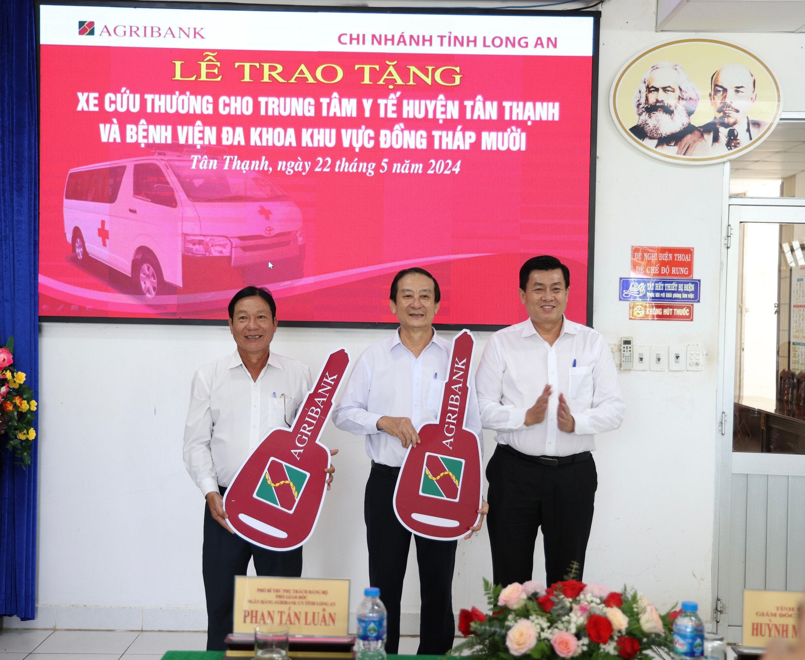 Agribank CN Long An trao tặng 2 xe cứu thương cho Trung tâm Y tế huyện Tân Thạnh và BVĐK KV Đồng Tháp Mười- Ảnh 1.