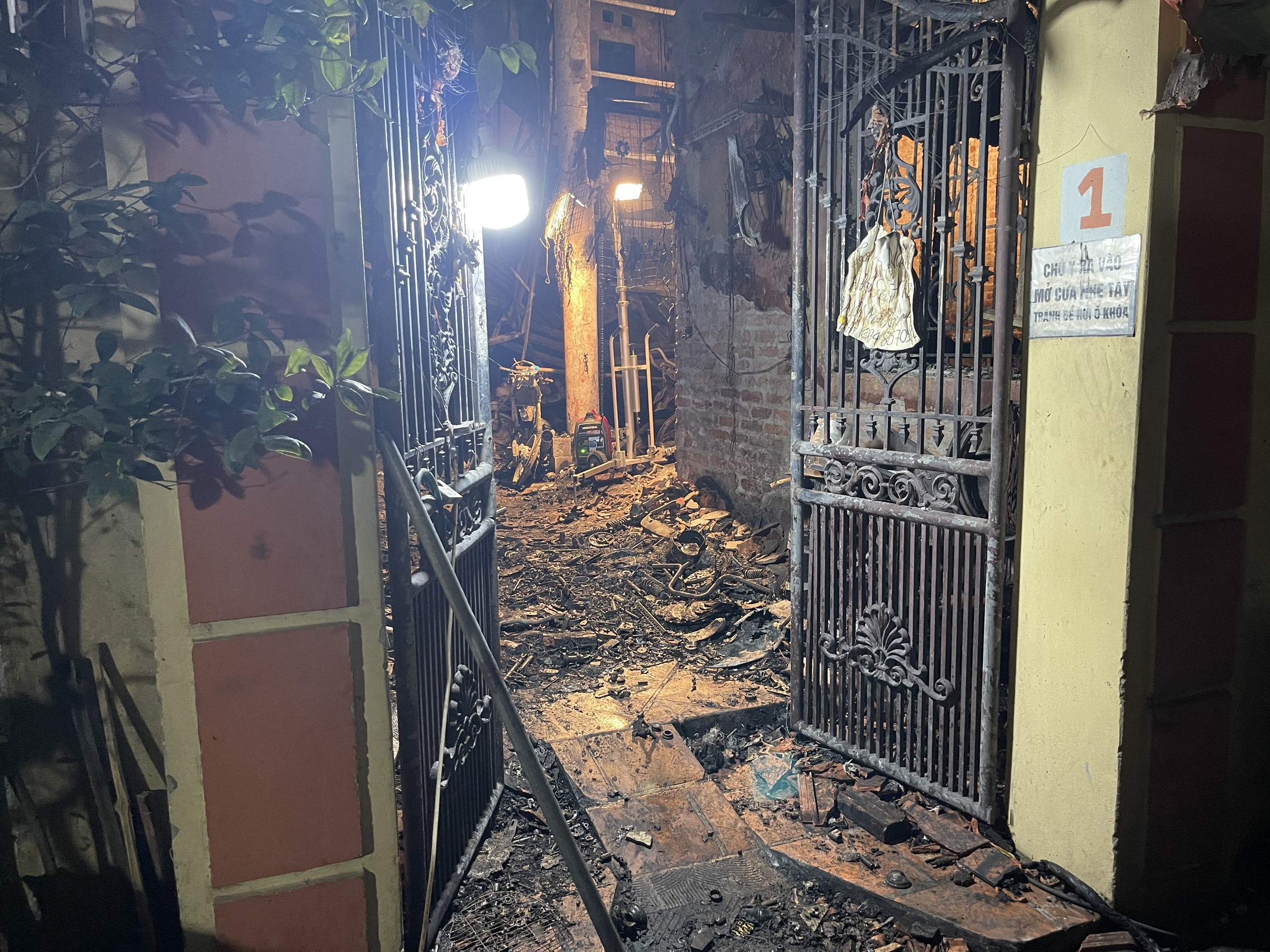 Cháy nhà trọ ở Hà Nội, 14 người tử vong- Ảnh 1.