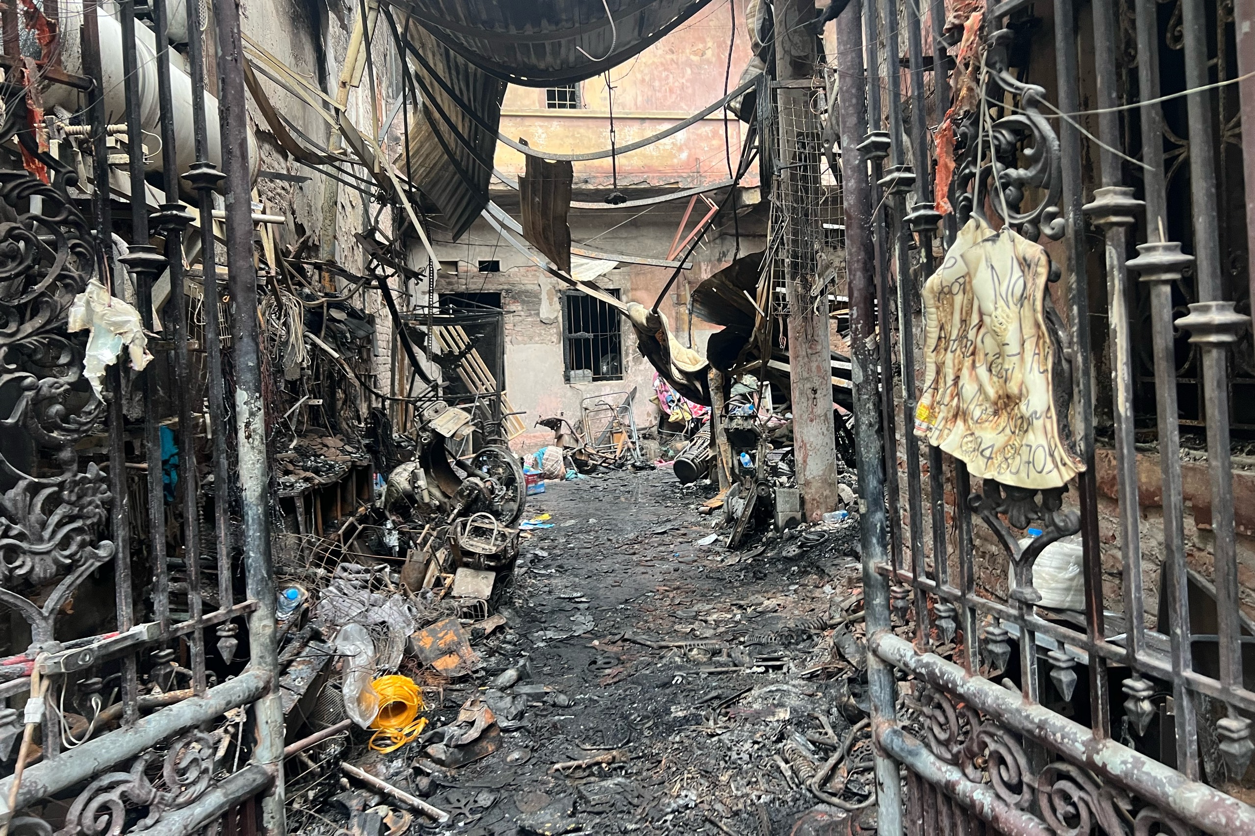 Vụ cháy nhà trọ ở Hà Nội làm 14 người chết: Bác ruột vừa khóc vừa tìm cháu, nhưng vẫn bặt tăm- Ảnh 2.
