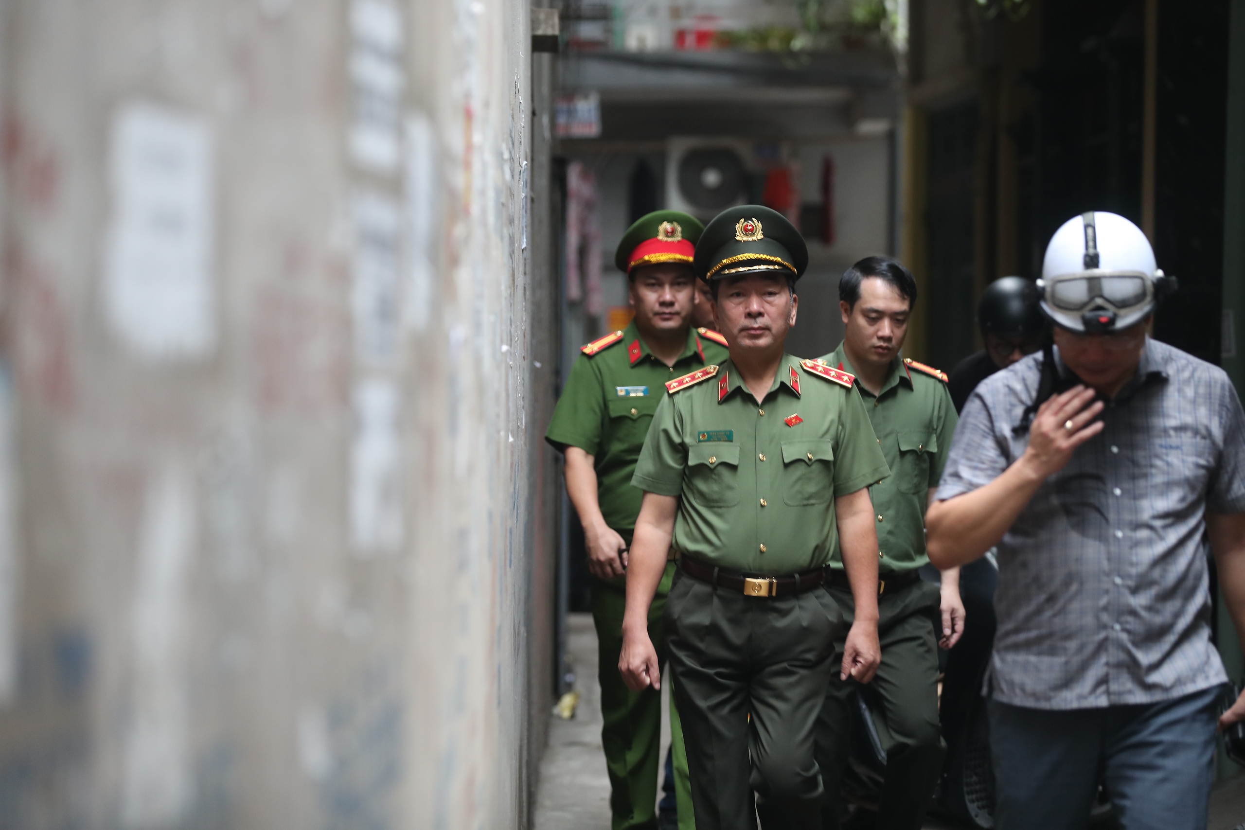 Cháy nhà trọ ở Hà Nội làm 14 người chết: Thứ trưởng Bộ Công an Trần Quốc Tỏ đến hiện trường chỉ đạo khắc phục- Ảnh 1.