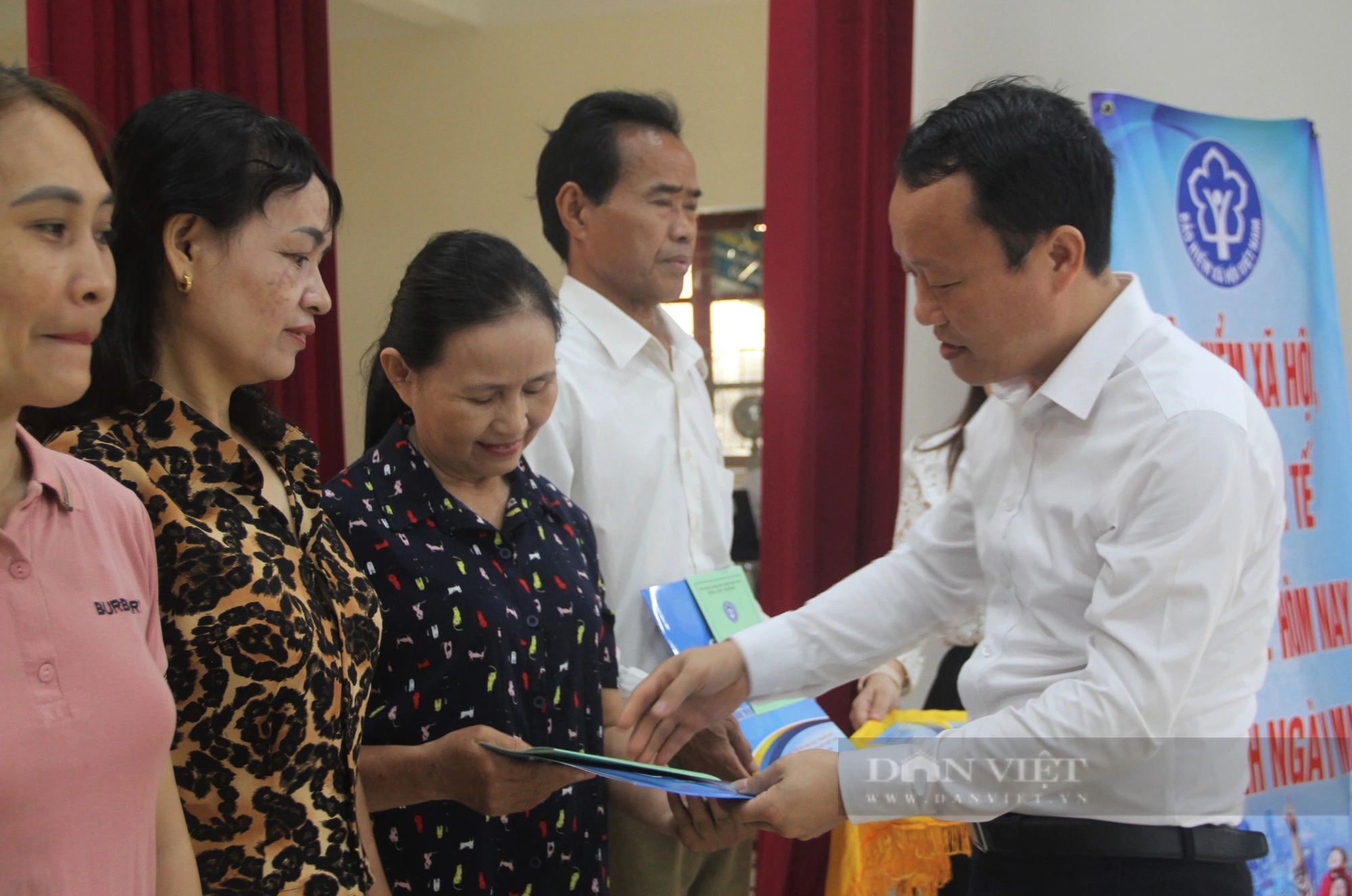 Đẩy mạnh tuyên truyền, vận động nông dân Nghệ An tham gia bảo hiểm y tế, bảo hiểm xã hội tự nguyện- Ảnh 6.