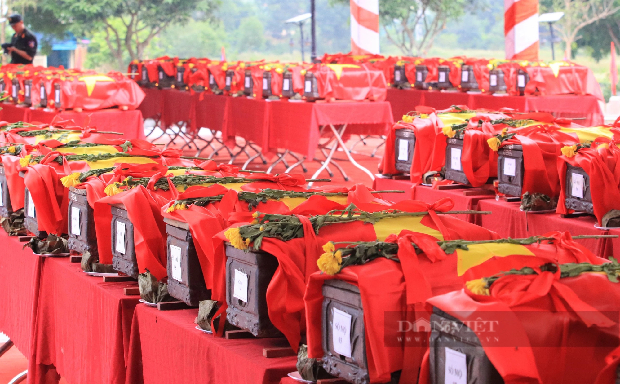 Xúc động lễ truy điệu, an táng 87 hài cốt liệt sĩ quân tình nguyện, chuyên gia Việt Nam hy sinh trên nước bạn Lào- Ảnh 2.