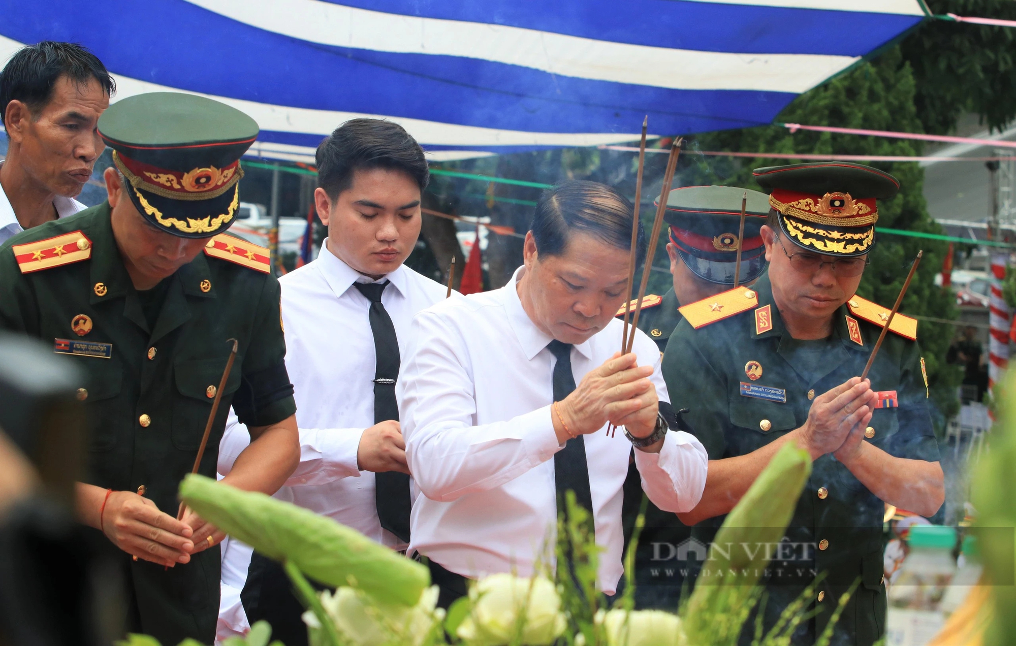 Xúc động lễ truy điệu, an táng 87 hài cốt liệt sĩ quân tình nguyện, chuyên gia Việt Nam hy sinh trên nước bạn Lào- Ảnh 5.