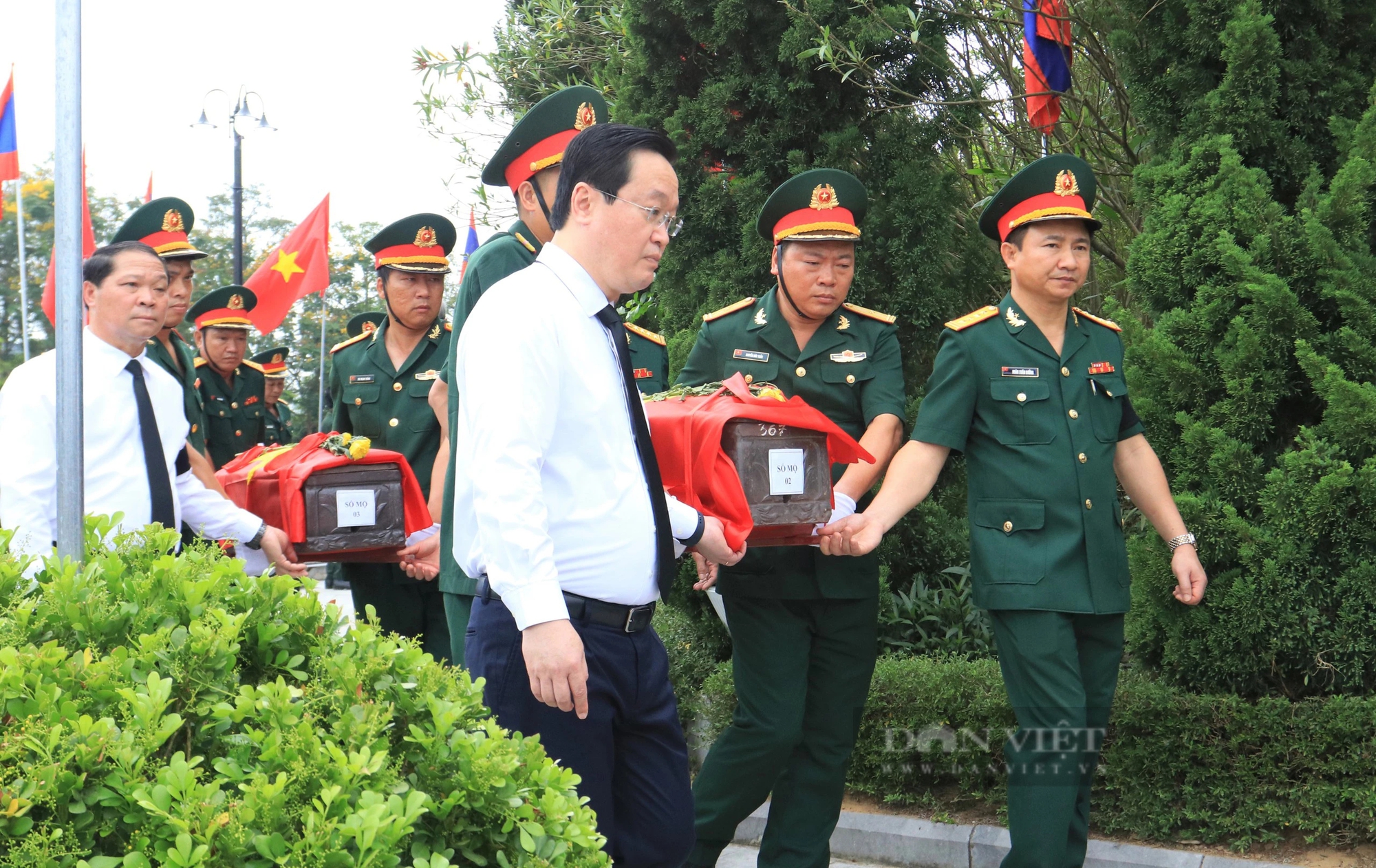 Xúc động lễ truy điệu, an táng 87 hài cốt liệt sĩ quân tình nguyện, chuyên gia Việt Nam hy sinh trên nước bạn Lào- Ảnh 7.