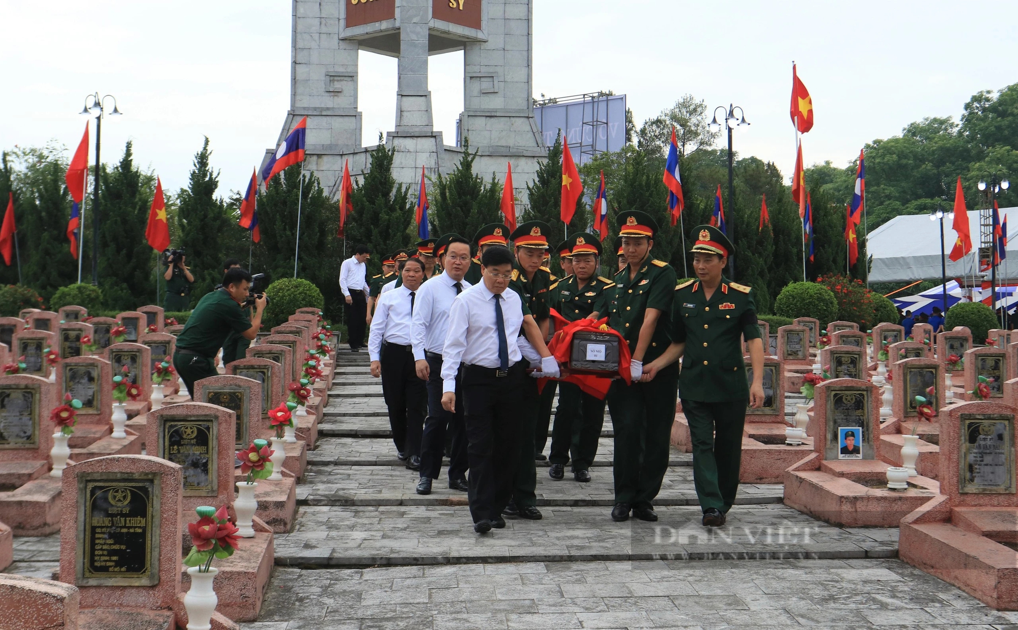 Xúc động lễ truy điệu, an táng 87 hài cốt liệt sĩ quân tình nguyện, chuyên gia Việt Nam hy sinh trên nước bạn Lào- Ảnh 9.