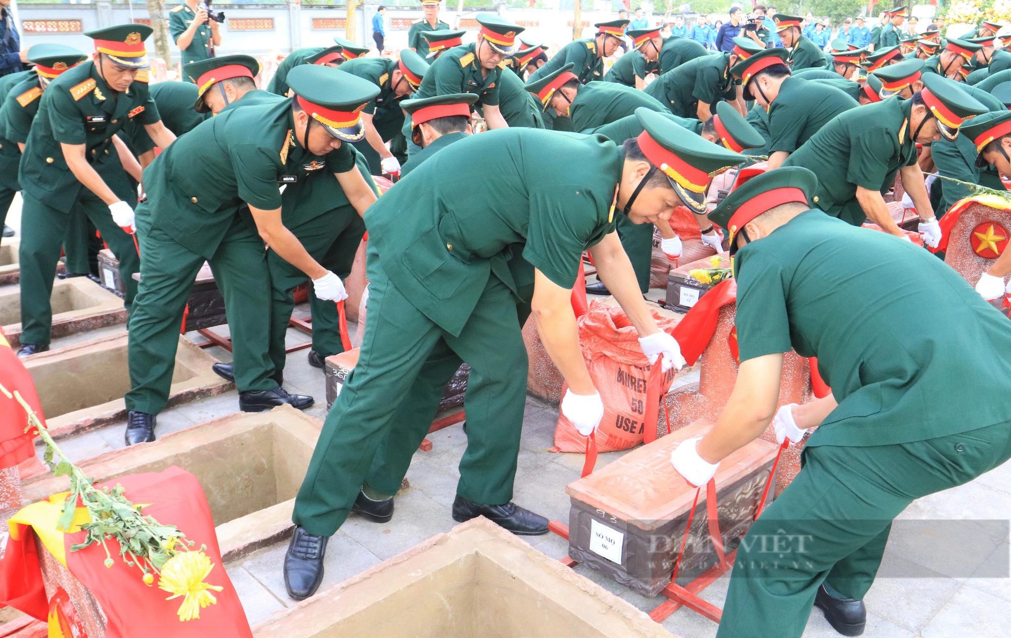 Xúc động lễ truy điệu, an táng 87 hài cốt liệt sĩ quân tình nguyện, chuyên gia Việt Nam hy sinh trên nước bạn Lào- Ảnh 10.
