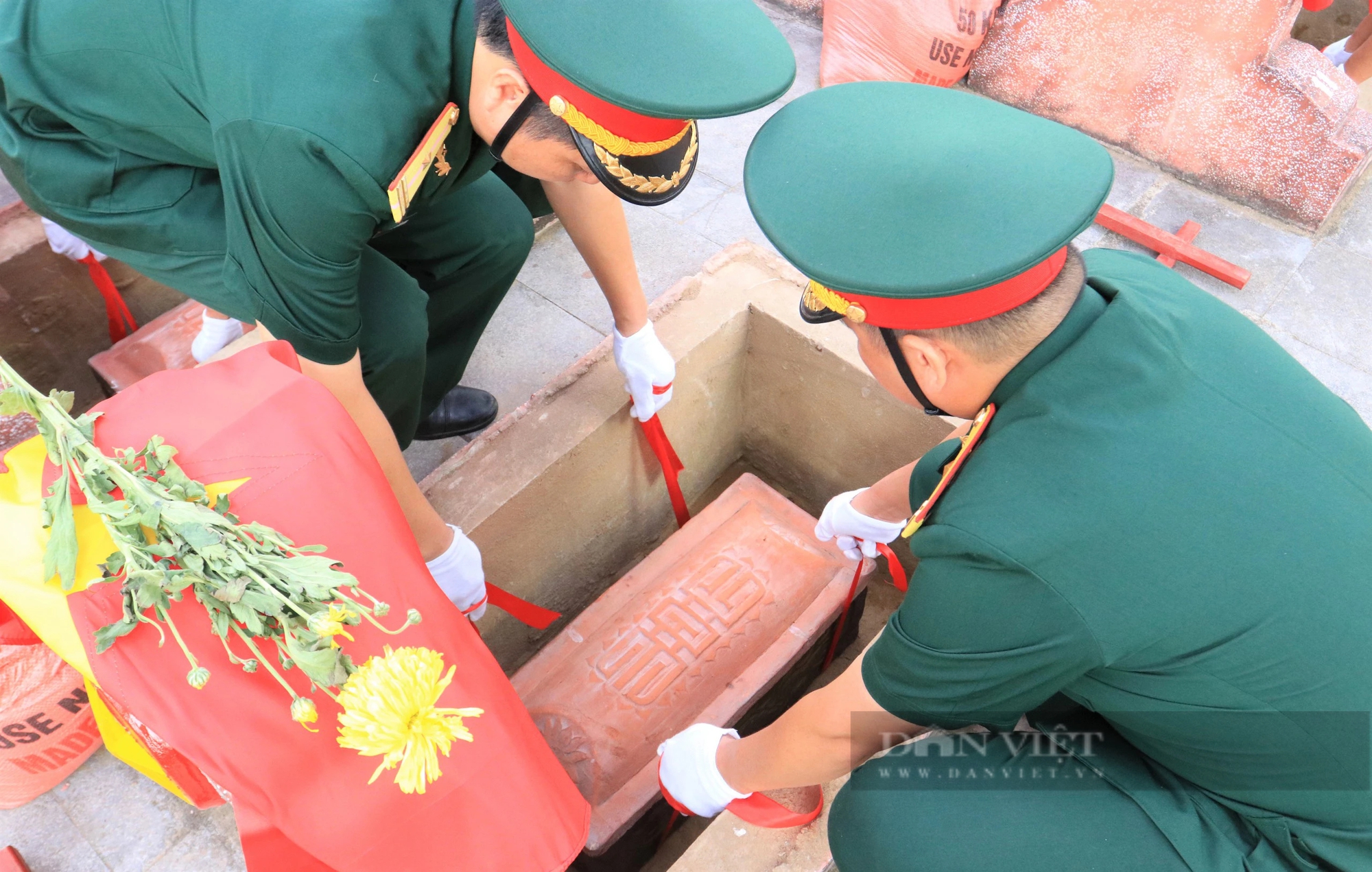 Xúc động lễ truy điệu, an táng 87 hài cốt liệt sĩ quân tình nguyện, chuyên gia Việt Nam hy sinh trên nước bạn Lào- Ảnh 11.