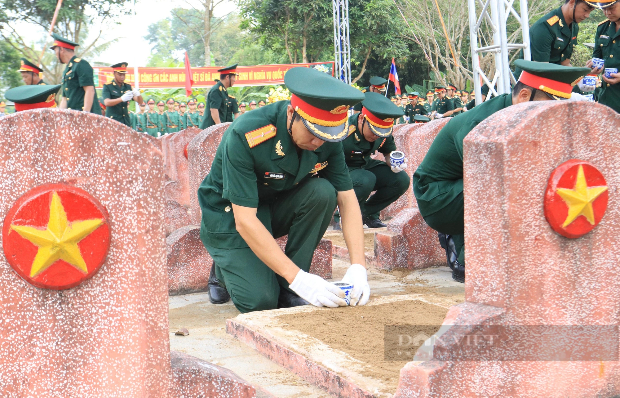 Xúc động lễ truy điệu, an táng 87 hài cốt liệt sĩ quân tình nguyện, chuyên gia Việt Nam hy sinh trên nước bạn Lào- Ảnh 12.