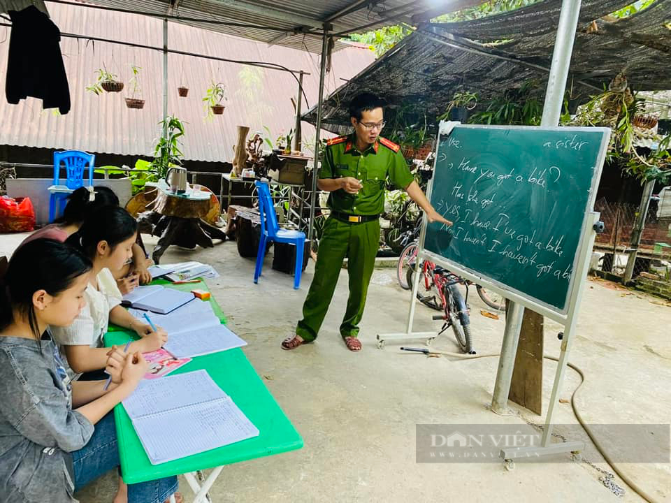 Đây là cách chiến sĩ công an mang tiếng Anh đến với học sinh vùng cao Lai Châu- Ảnh 1.