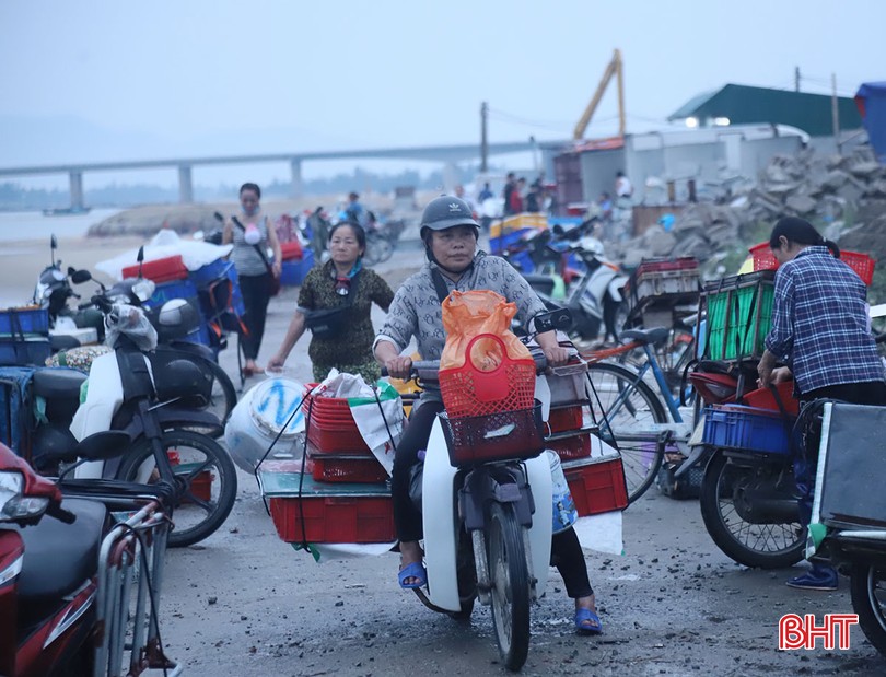 Ánh đèn pin lập lòe ở một chợ làng biển Hà Tĩnh, tới nơi thấy mua bán tấp nập cá ngon, mực to bự- Ảnh 15.