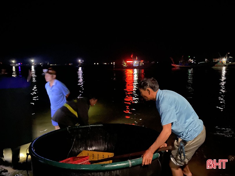 Ánh đèn pin lập lòe ở một chợ làng biển Hà Tĩnh, tới nơi thấy mua bán tấp nập cá ngon, mực to bự- Ảnh 3.