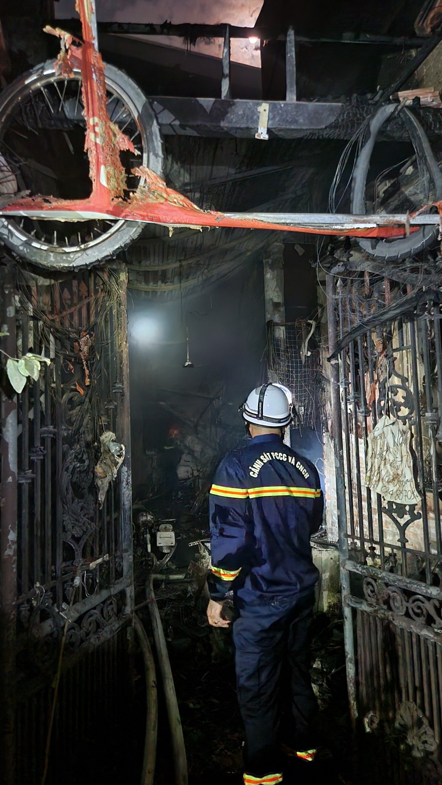 Cháy nhà trọ ở Trung Kính, Hà Nội khiến 14 người chết: Cảnh sát phá khoá cổng, ô cửa để cứu nạn- Ảnh 2.