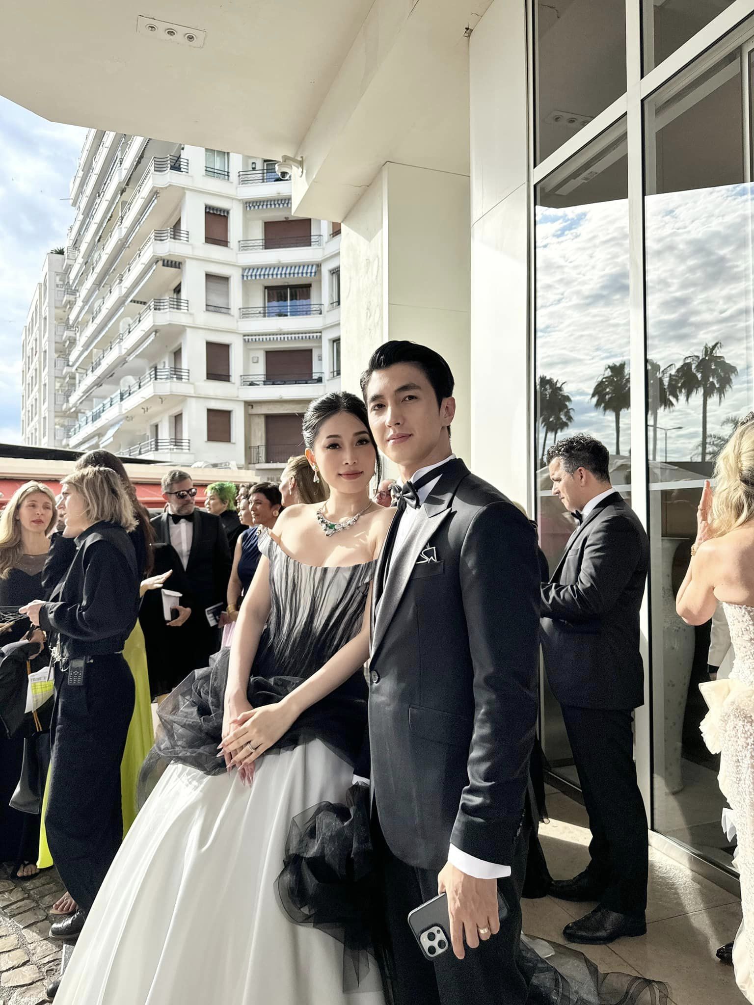 Á hậu Phương Nga - Bình An tình tứ trên thảm đỏ Cannes 2024 được khen đẹp như "công chúa - hoàng tử"- Ảnh 6.