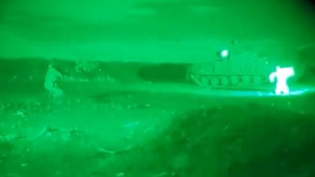Người lính Ukraine liều lĩnh đánh cắp xe tăng T-64BV chạy sang đầu hàng Nga- Ảnh 1.