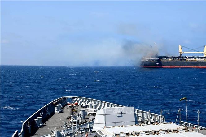 Lực lượng Houthi tấn công 3 tàu thương mại hướng tới cảng Israel- Ảnh 1.