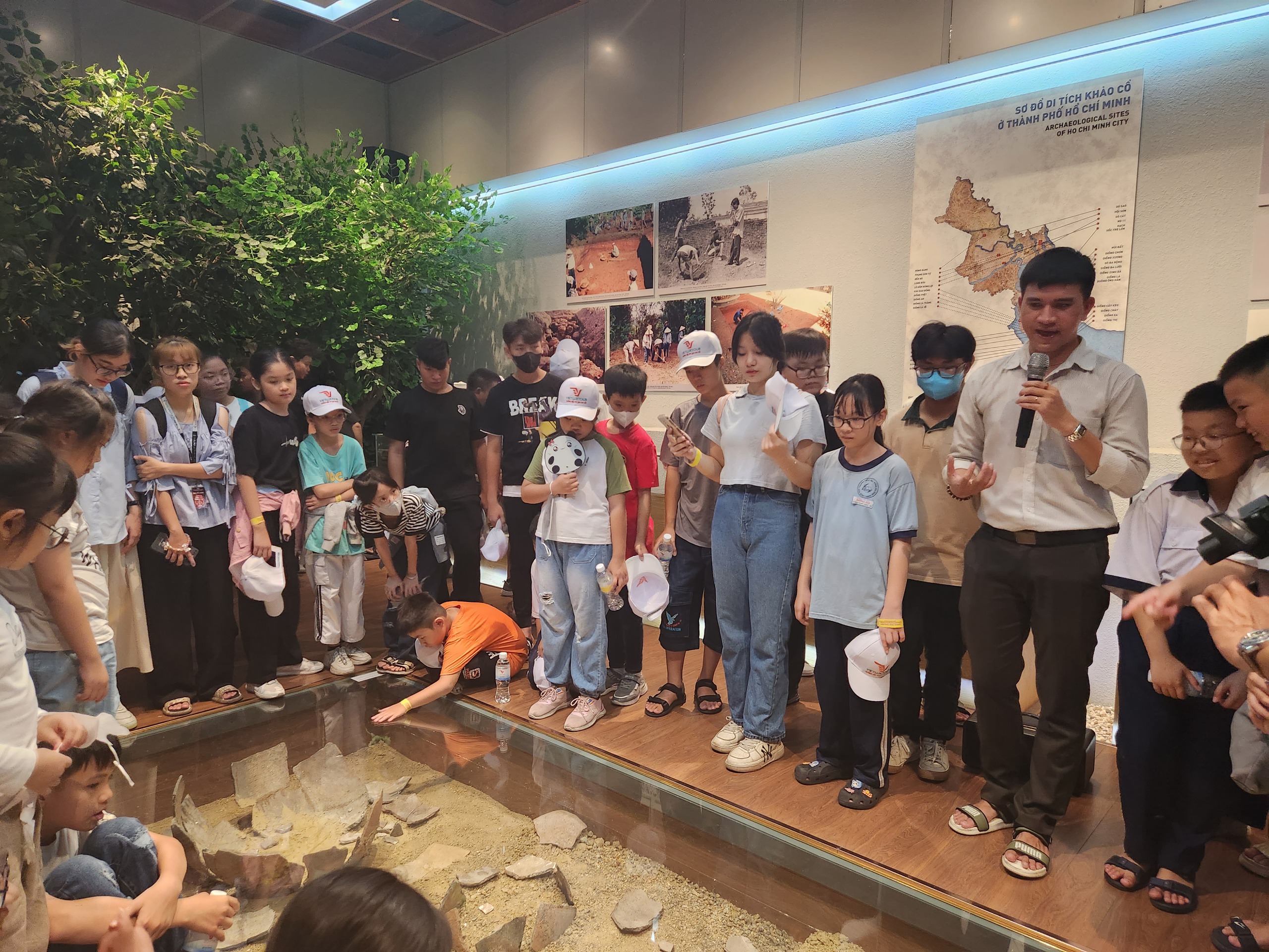 TP Hồ Chí Minh: Tour tham quan miễn phí cho trẻ có hoàn cảnh khó khăn được hưởng ứng nhiệt tình   - Ảnh 2.