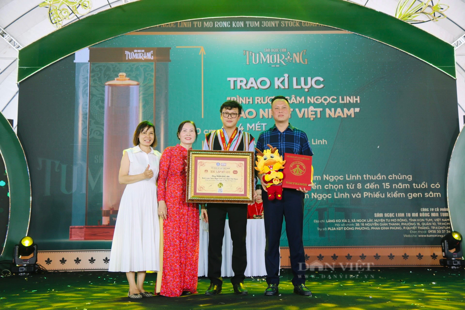Bình rượu cao 2,4m, ngâm 10kg sâm Ngọc Linh được công nhận kỷ lục Việt Nam- Ảnh 1.