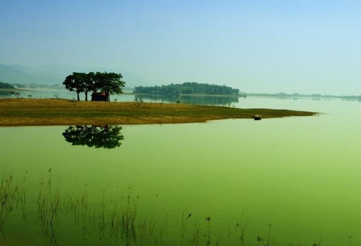 Cách sân bay Nội Bài 10km, một nơi ở Vĩnh Phúc có một hồ nước đẹp như phim, xưa vốn là thung lũng khô cằn- Ảnh 1.