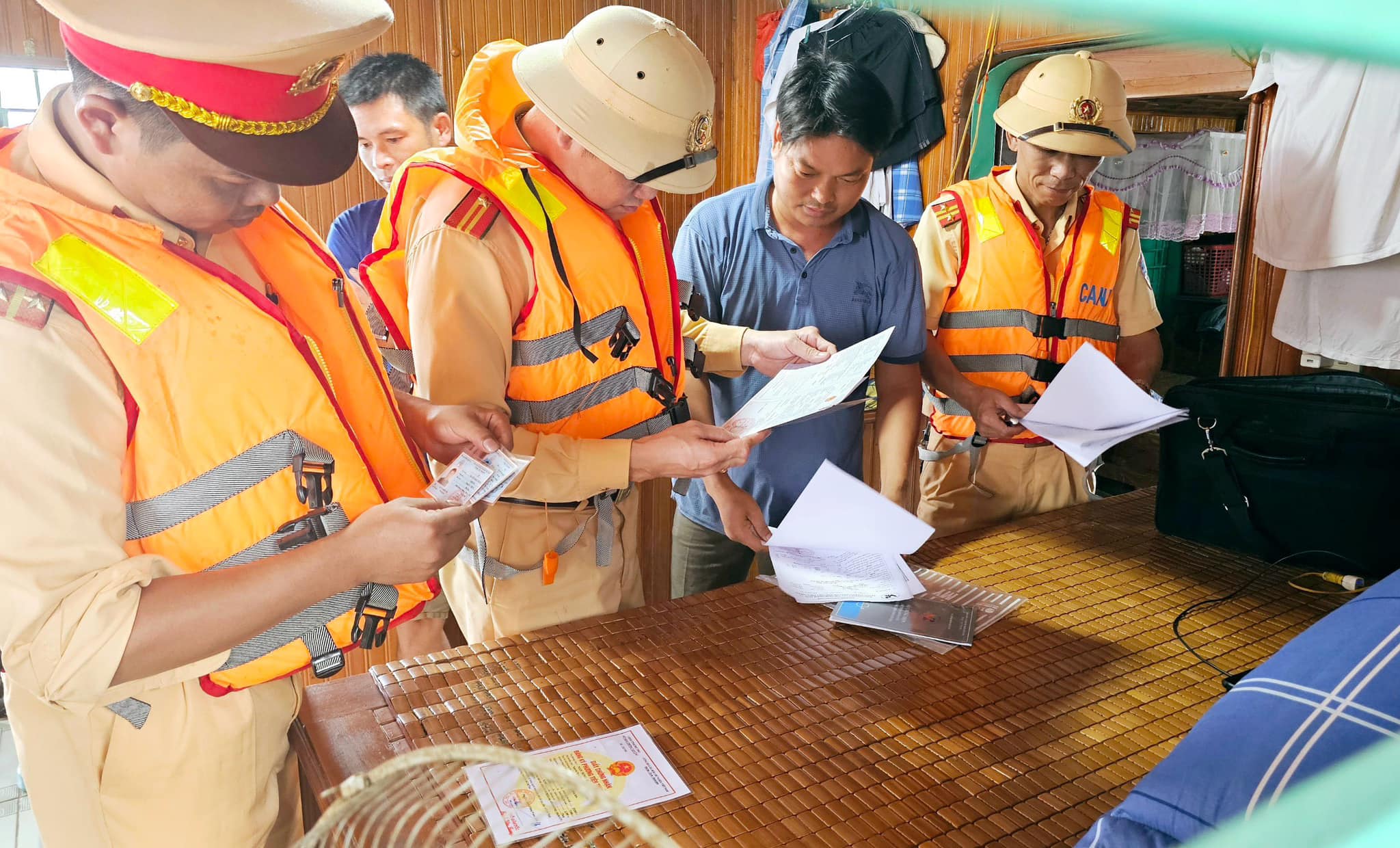 Liên ngành công an, giao thông phối hợp với Hà Nội, Phú Thọ xử lý vi phạm đường thủy, khai thác cát sỏi- Ảnh 3.