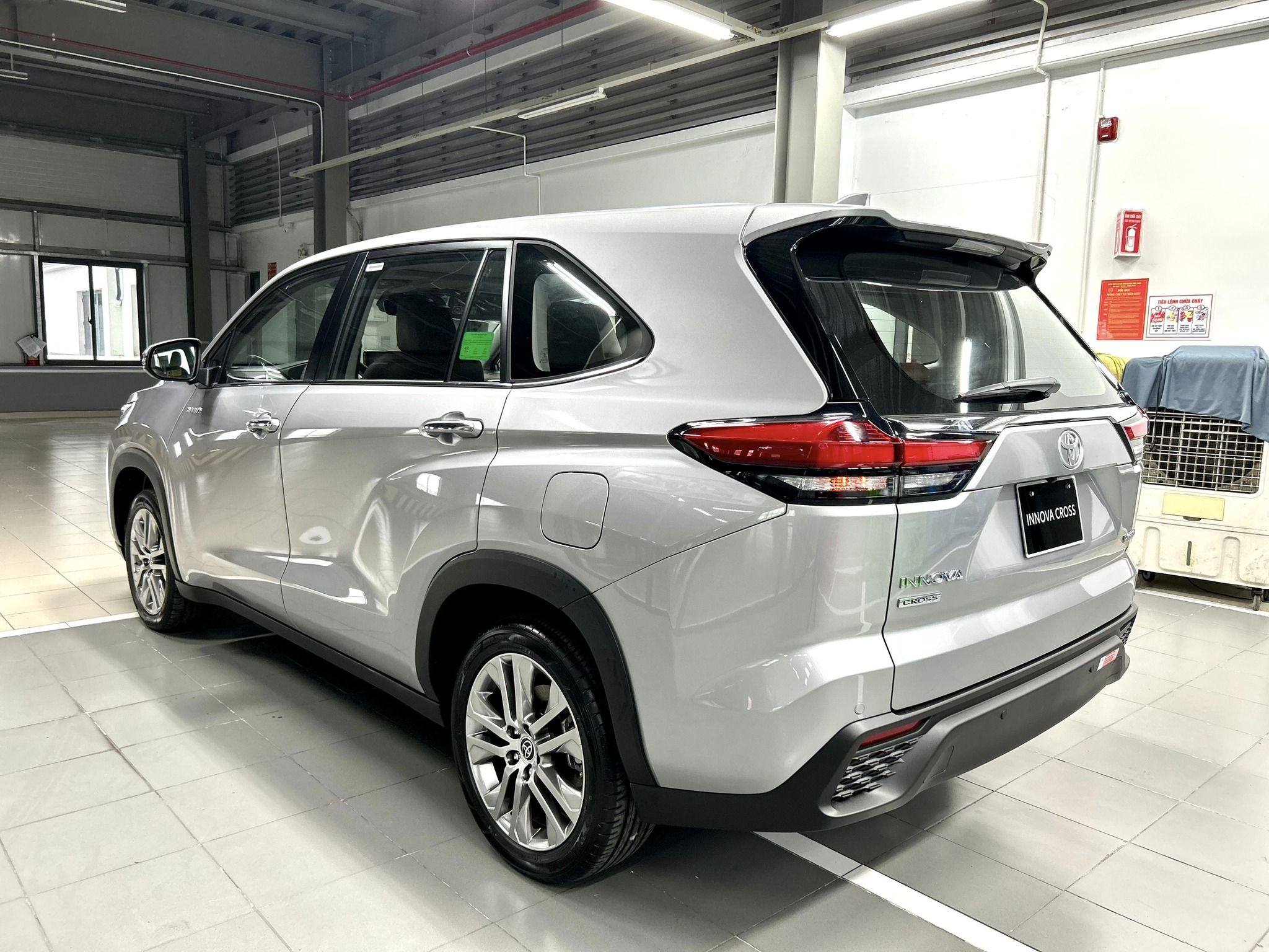 Toyota Innova Cross 2024 đầu tiên bán lại giá ngỡ ngàng- Ảnh 3.