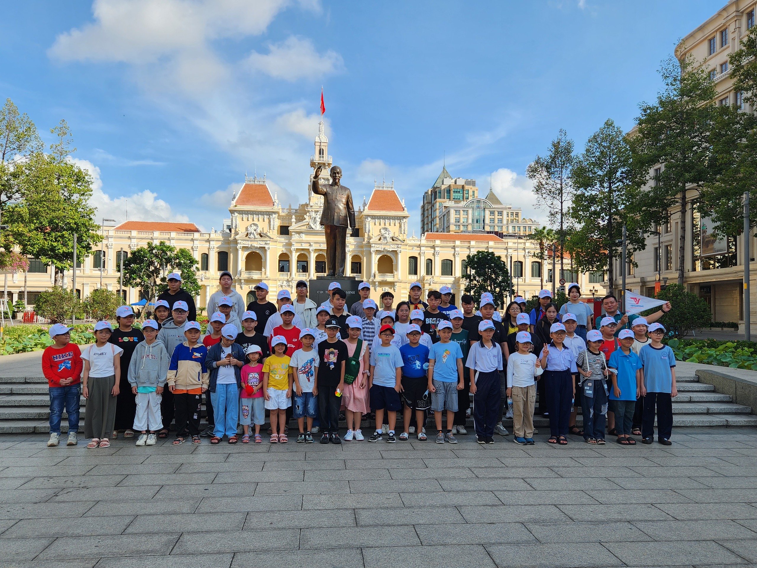 TP Hồ Chí Minh: Tour tham quan miễn phí cho trẻ có hoàn cảnh khó khăn được hưởng ứng nhiệt tình   - Ảnh 1.