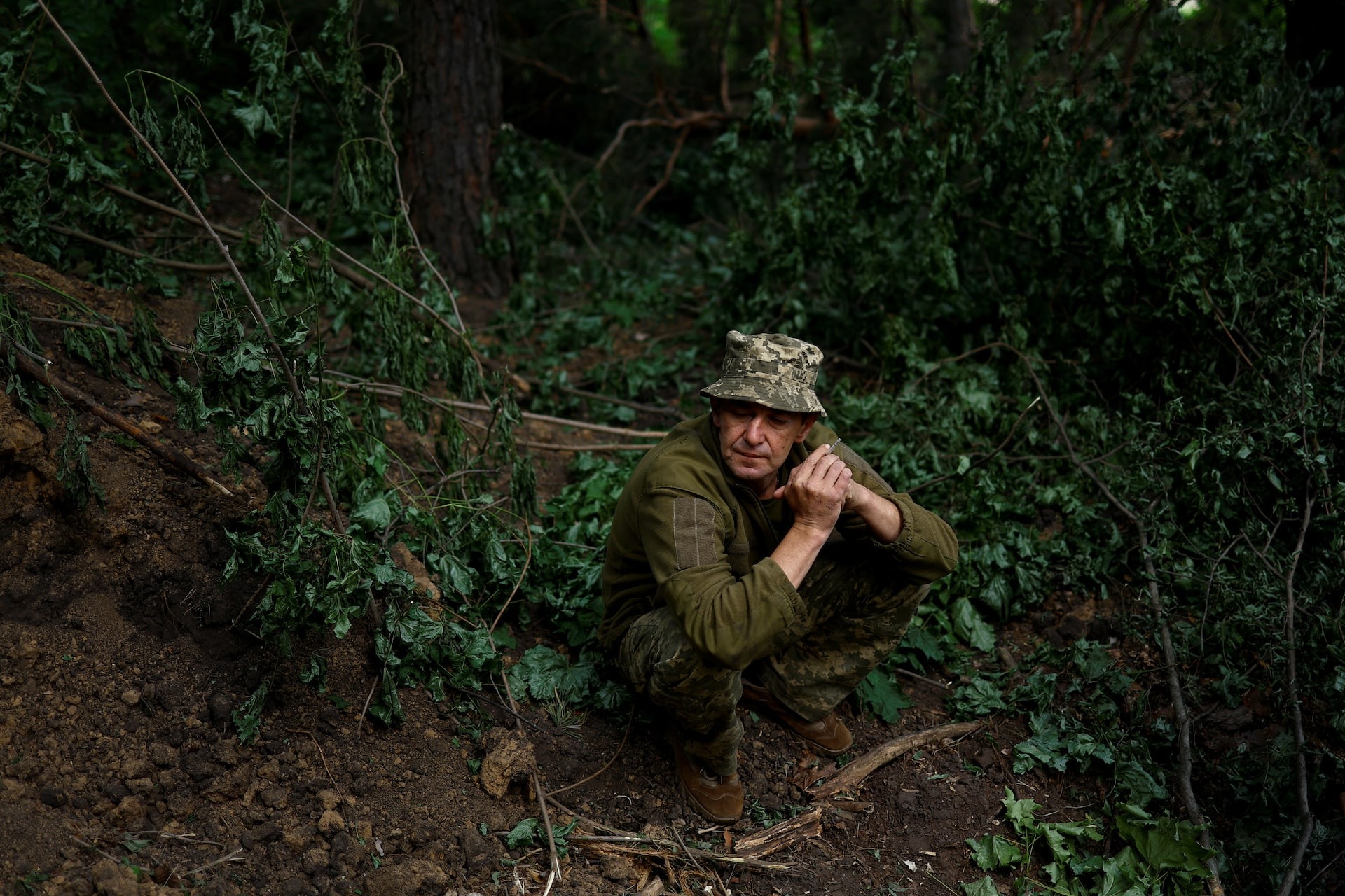 Ảnh binh sĩ Ukraine ở Kharkiv, nơi giao tranh ác liệt- Ảnh 2.
