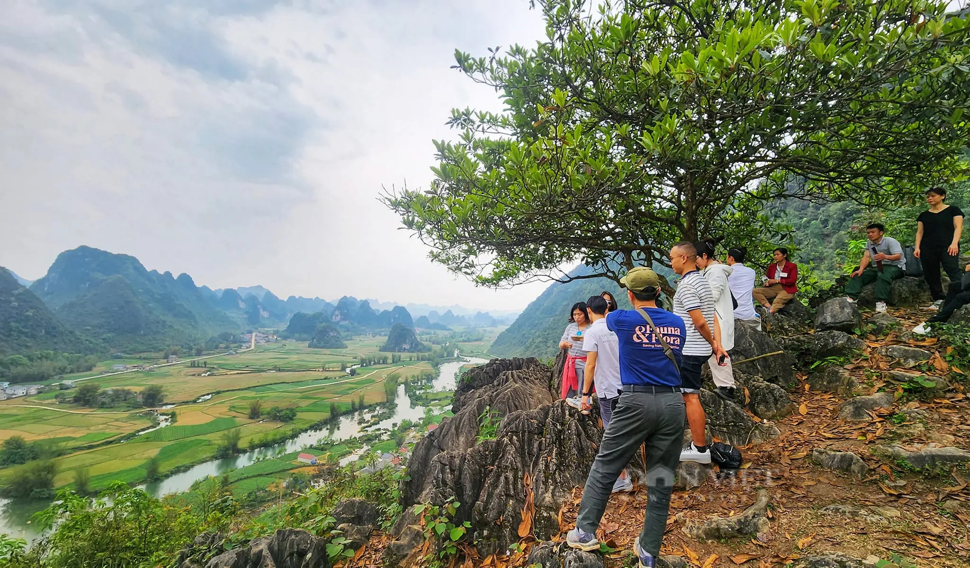 Một nơi ở Cao Bằng cách Trung Quốc vài trăm mét có hồ nước ngọt xanh đến kỳ lạ, cả năm chả thấy cạn- Ảnh 5.