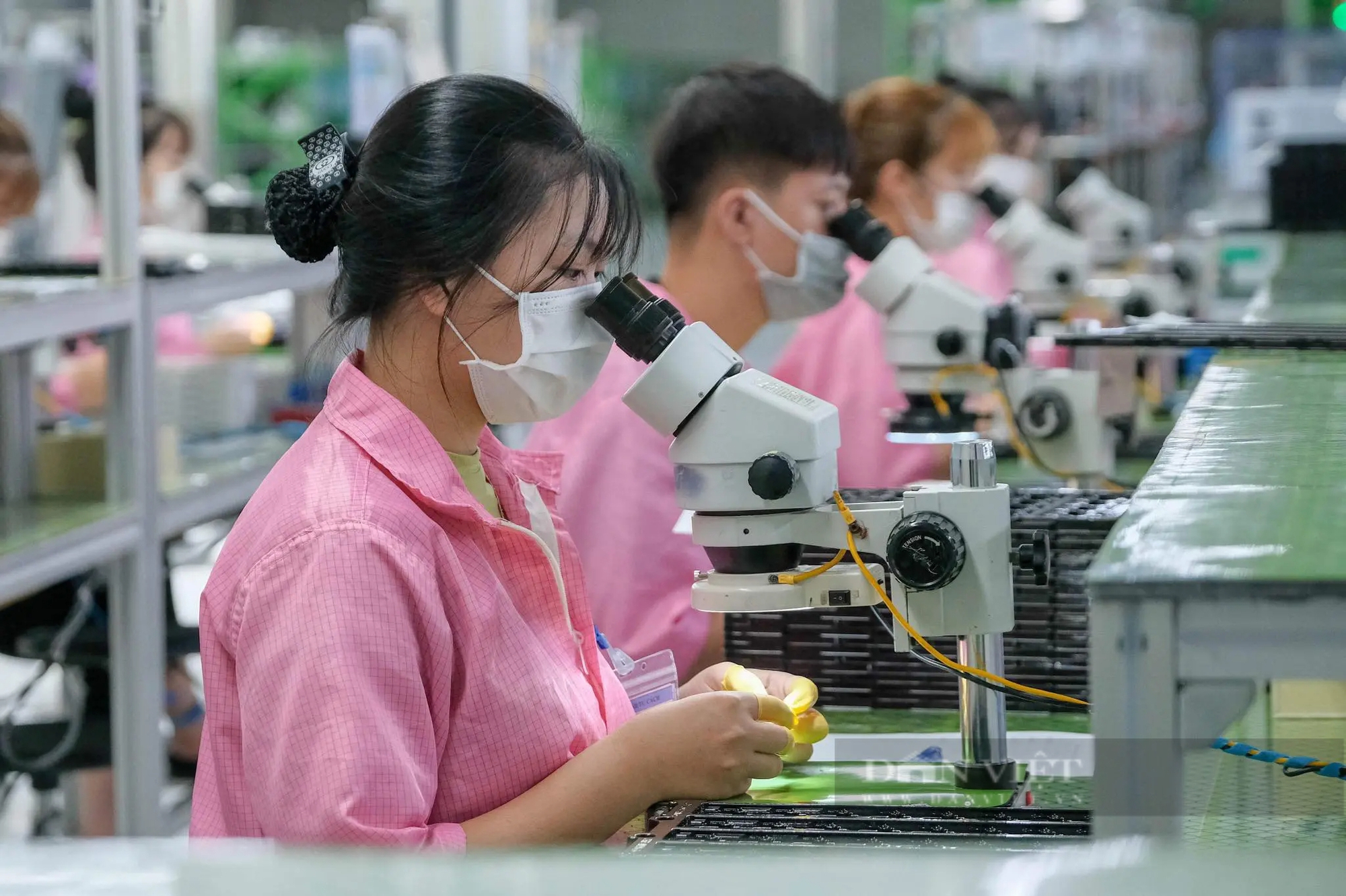 Người lao động giảm giờ làm nhưng sợ thu nhập giảm: Ảnh: N.T (lao động làm doanh nghiệp điện tử tại Bắc Ninh)