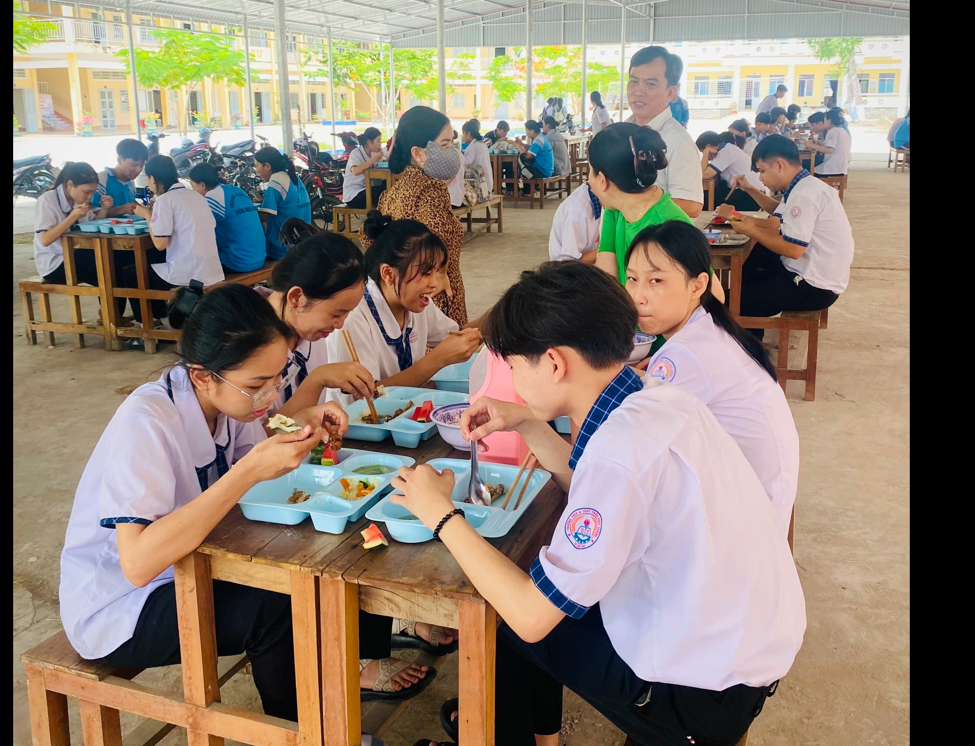 Một trường học ở Cần Thơ nấu 3.000 suất cơm trưa miễn phí cho học sinh khối 12 ôn thi tốt nghiệp- Ảnh 2.