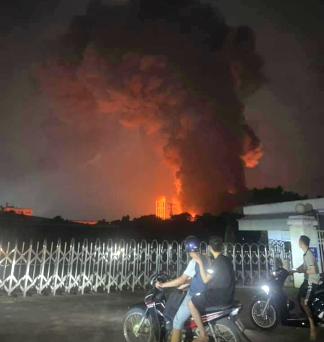 Cháy lớn tại khu công nghiệp ở Ninh Bình, hàng trăm chiến sĩ PCCC được huy động dập hỏa- Ảnh 1.