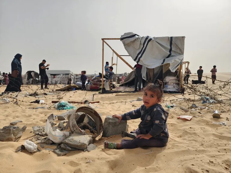 Loạt ảnh khó kìm lòng sau vụ không kích của Israel vào trại tị nạn ở Rafah khiến hơn 200 người thương vong- Ảnh 16.