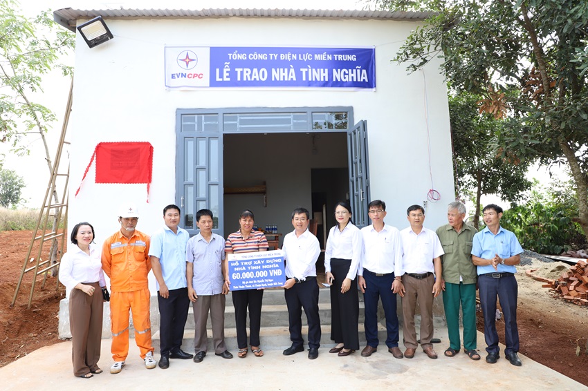 PC Đắk Nông trao tặng nhà tình nghĩa cho hộ gia đình khó khăn năm 2024- Ảnh 2.
