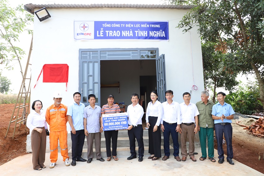 Đắk Nông trao tặng 5 ngôi nhà tình nghĩa cho gia đình khó khăn