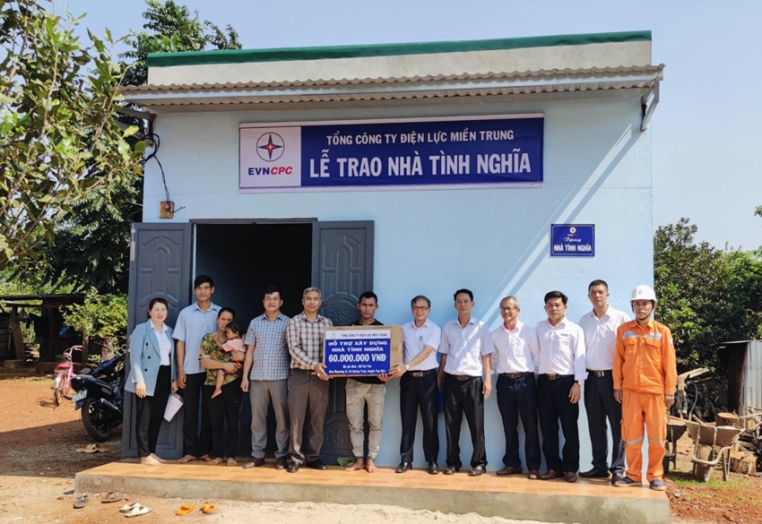 PC Đắk Nông trao tặng nhà tình nghĩa cho hộ gia đình khó khăn năm 2024- Ảnh 1.