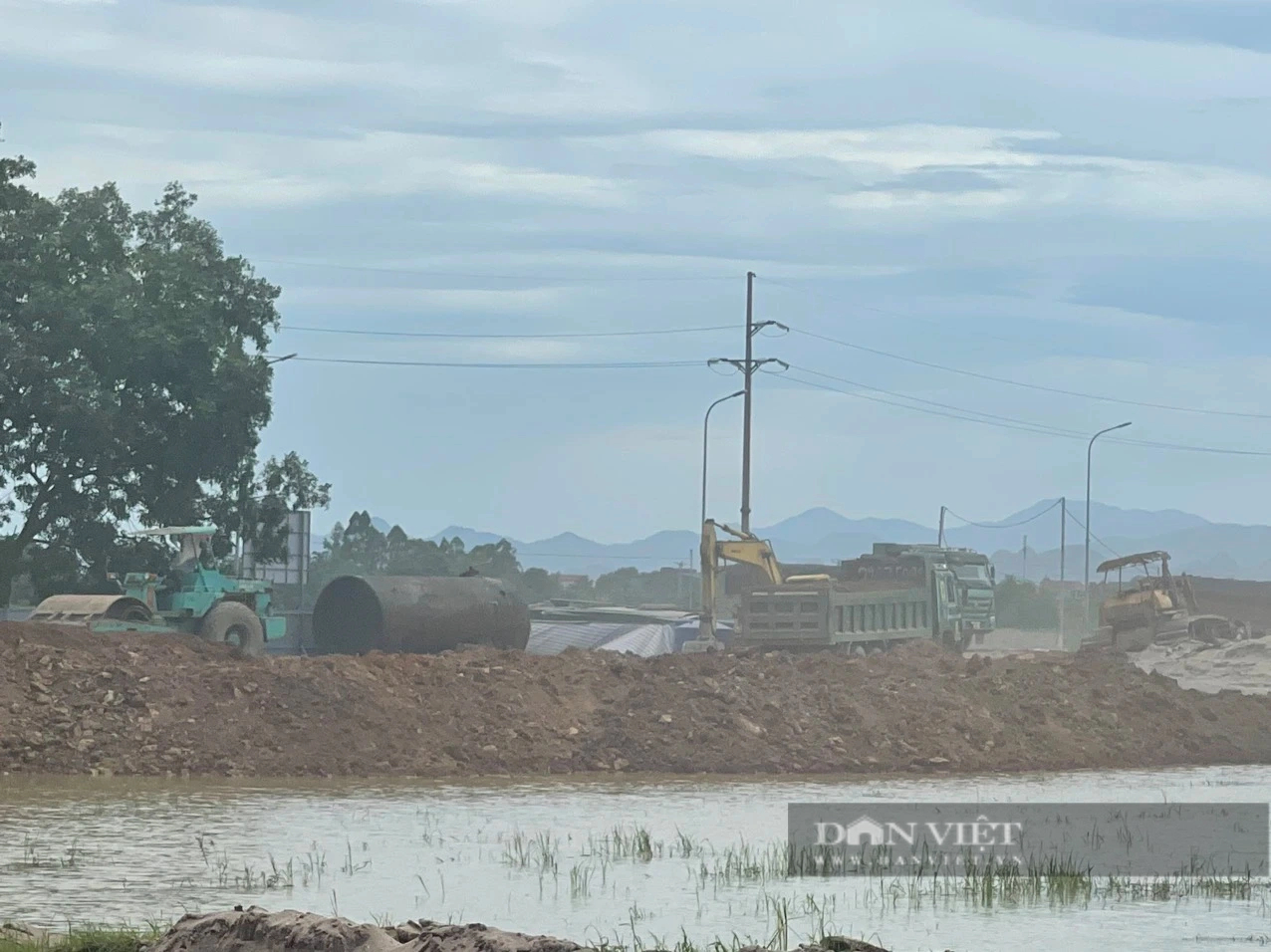 Liệu có ai bảo kê cho xe tải chở đất chạy rầm rập, gây ô nhiễm trong khu dân cư ở Lương Sơn (Hòa Bình)?- Ảnh 6.