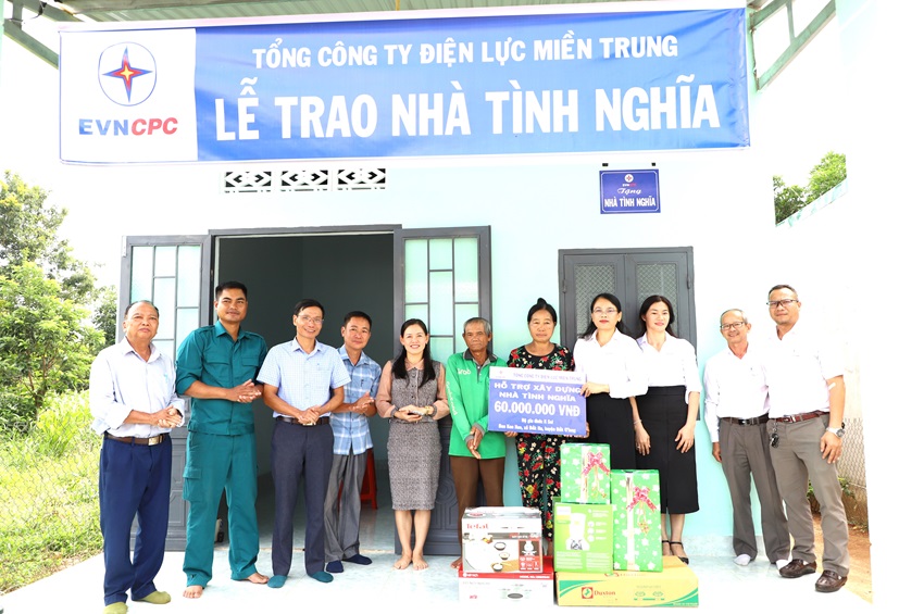 PC Đắk Nông trao tặng nhà tình nghĩa cho hộ gia đình khó khăn năm 2024- Ảnh 3.