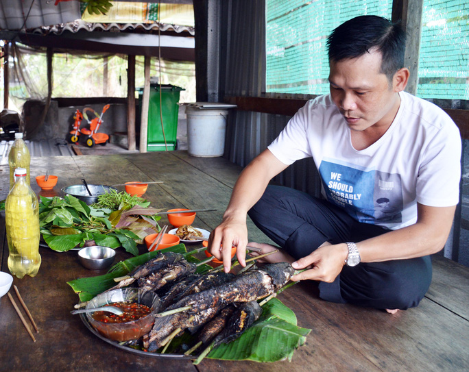 Dùng thứ này bắt cá lóc đồng to bự trong khu rừng tràm U Minh ở Cà Mau, đốt rơm nướng dậy mùi thơm- Ảnh 9.