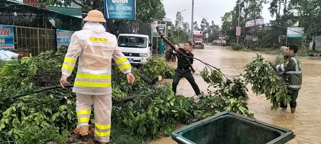 Ở Cát Tiên của Lâm Đồng vừa xảy ra mưa lớn kèm gió giật mạnh, cây xanh ngã đổ, nhà bị tốc mái- Ảnh 5.