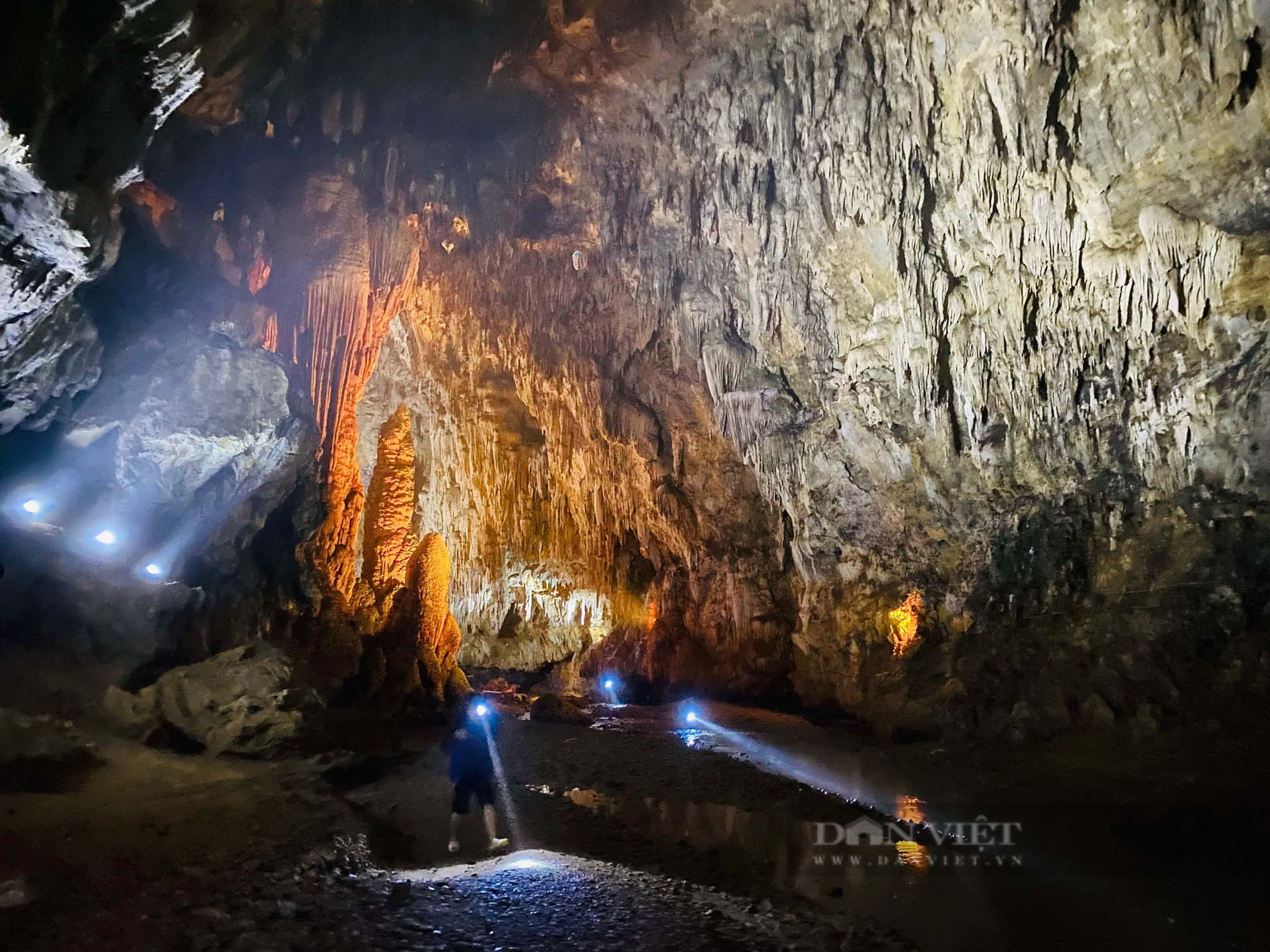 Một nơi ở Cao Bằng cách Trung Quốc vài trăm mét có hồ nước ngọt xanh đến kỳ lạ, cả năm chả thấy cạn- Ảnh 8.